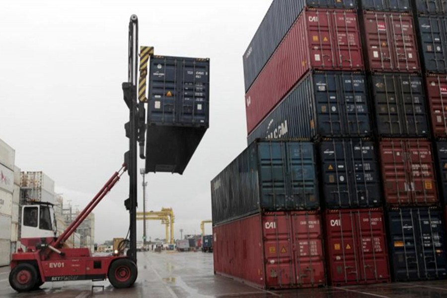 Workers load containers onto trucks from a cargo ship at a port in Jaragua do Sul, Santa Catarina state, Brazil, October 22, 2015. - Reuters file photo