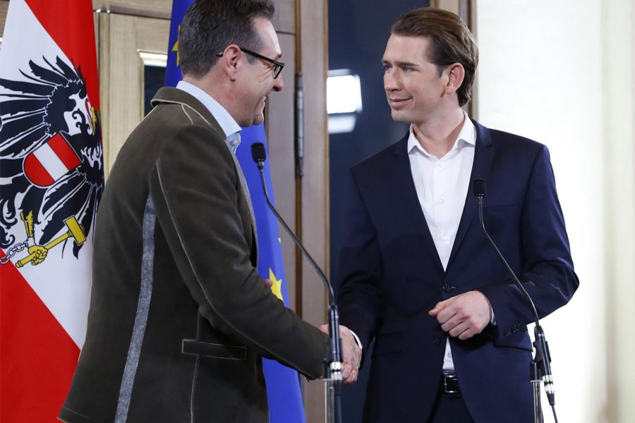 Head of the Freedom Party (FPOe) Heinz-Christian Strache (L) and head of the People's Party (OeVP) Sebastian Kurz shake hands at the end of a news conference in Vienna, Austria, December 15, 2017. (Reuters)