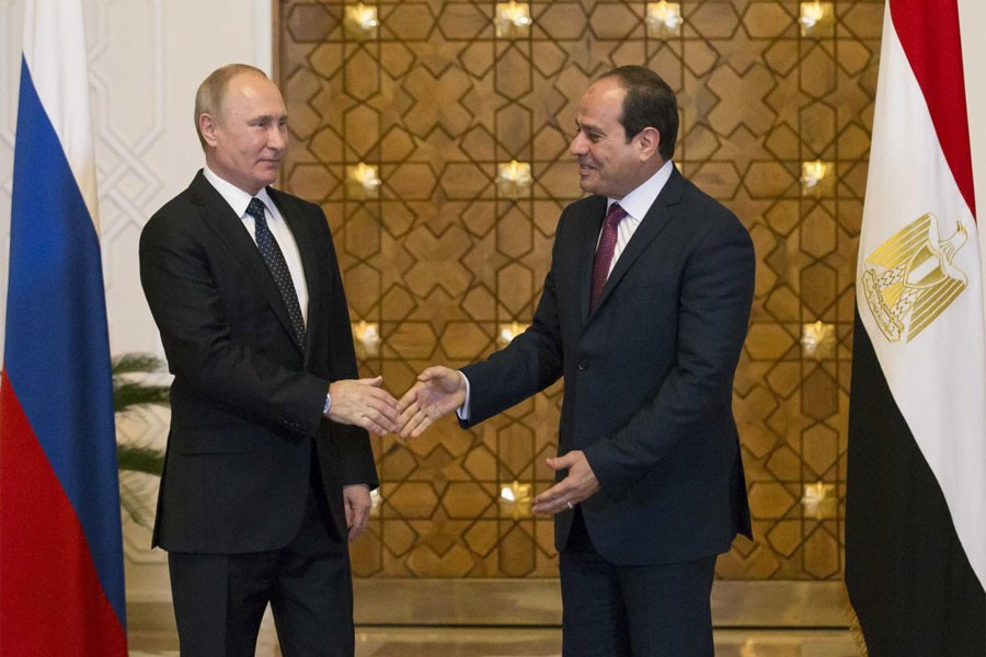 Russia's President Vladimir Putin (L) meets with Egypt's President Abdel Fattah al-Sisi in Cairo, Egypt December 11, 2017. (REUTERS)