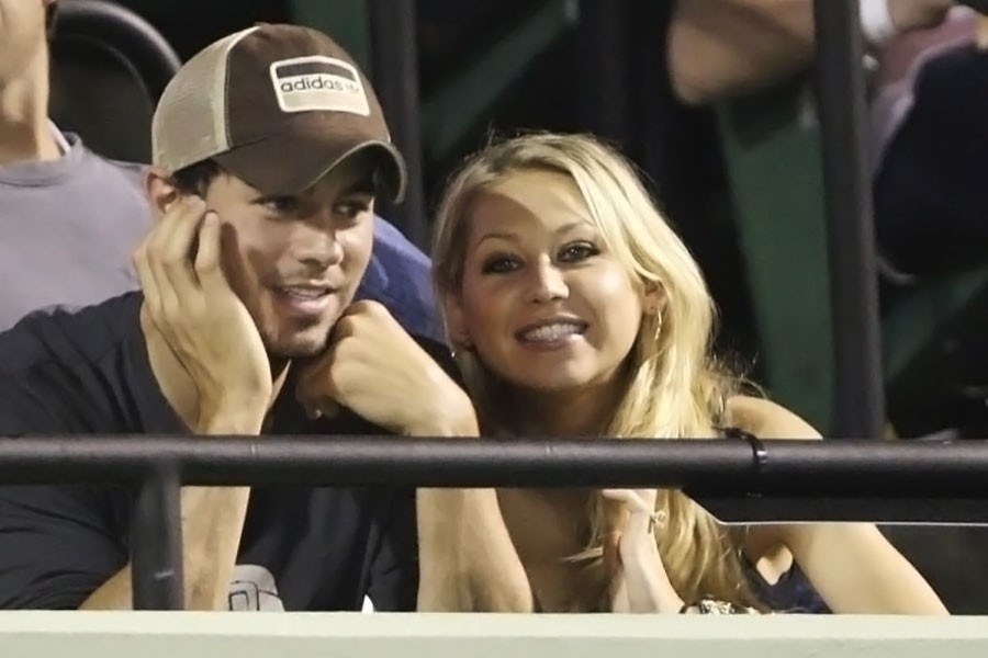 Enrique Iglesias and Anna Kournikova enjoying a tennis match (AP Photo)