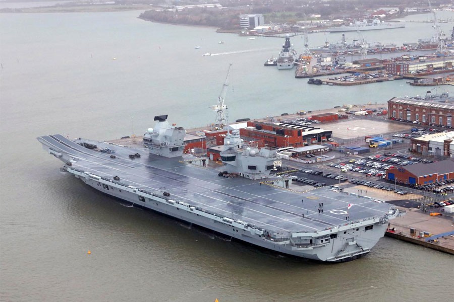 The Royal Navy's aircraft carrier HMS Queen Elizabeth is docked the day it was commissioned by Britain's Queen Elizabeth in Portsmouth, December 7, 2017. (Reuters Photo)