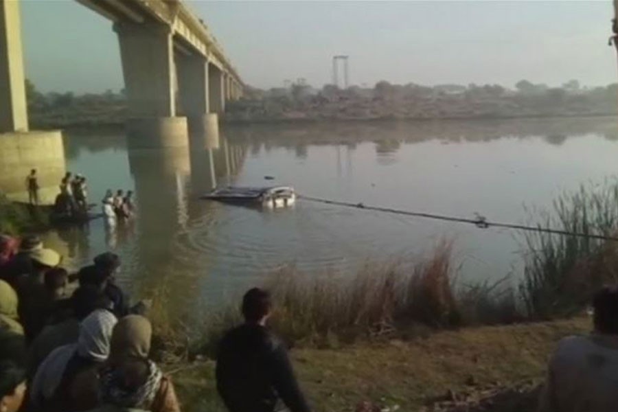 A team of police divers and villagers were on the spot to get the bodies out of the water (Courtesy: Times of India)