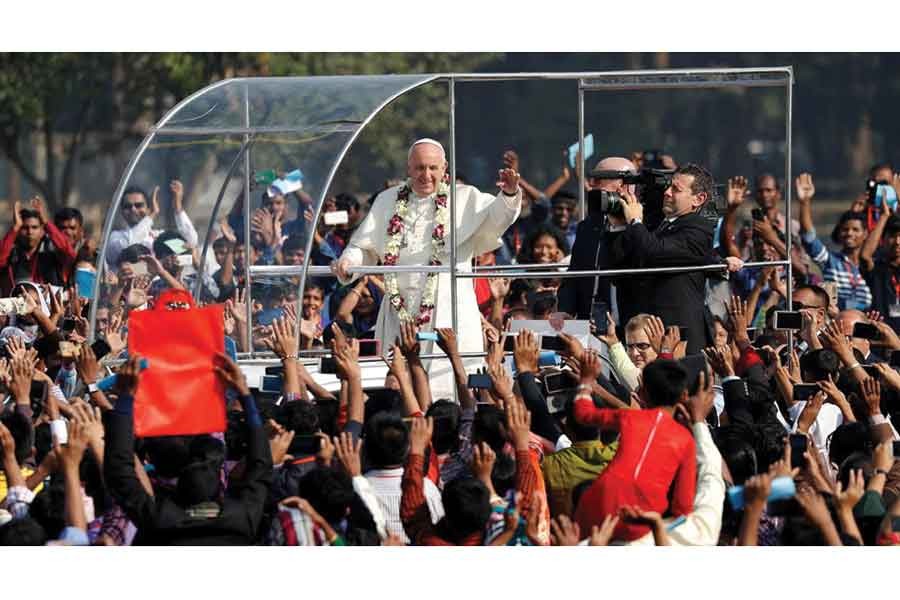 Pope Francis leading holy mass at Suhrawardy Udyan, Dhaka  on  December 01, 2017. — Photo: Reuters