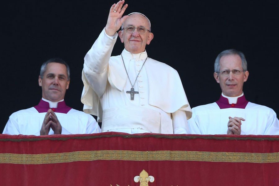 Pope Francis waves as he leads the "Urbi et Orbi" (to the city and the world) message from the balcony overlooking St. Peter's Square at the Vatican December 25, 2017. (REUTERS)