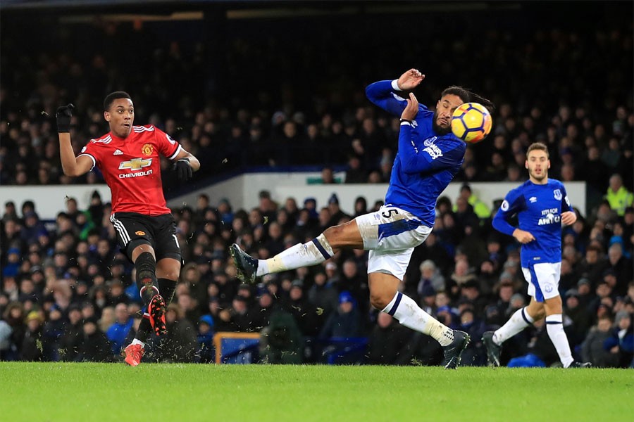 Manchester United's Anthony Martial, left, scores his side's first goal of the game, during the English Premier League soccer match between Everton and Manchester United, at Goodison Park, in Liverpool, England, Monday, Jan 1, 2018. (AP)