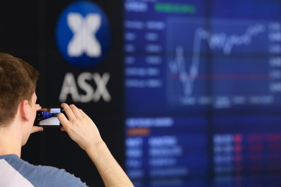 Australia shares end lower