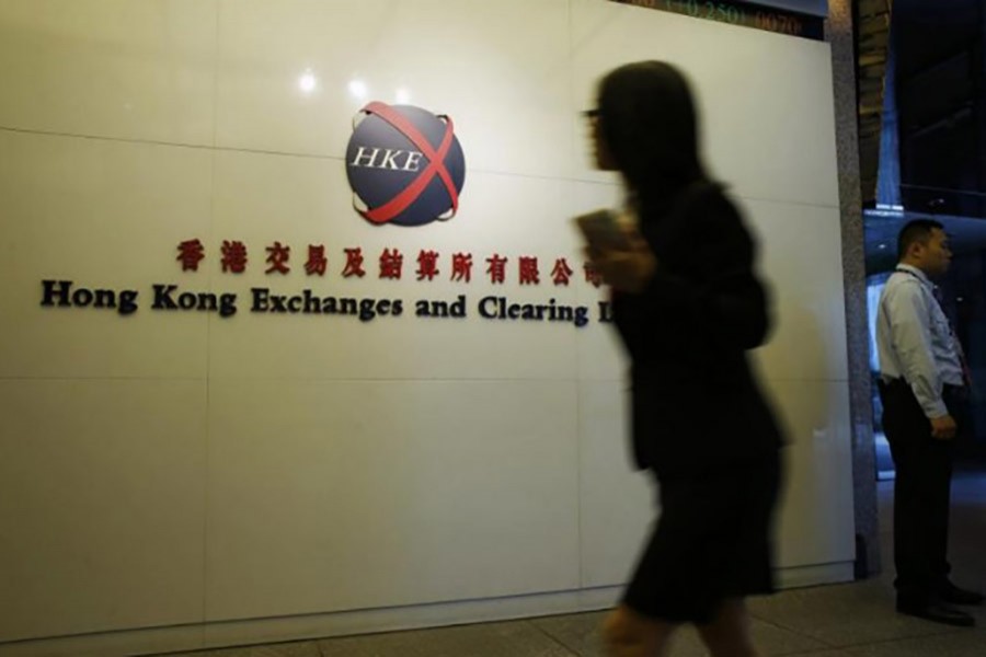 HK shares rise, IT sector slips
