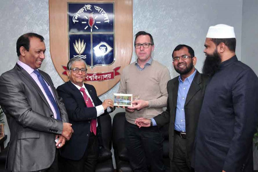 US university team meets DU VC