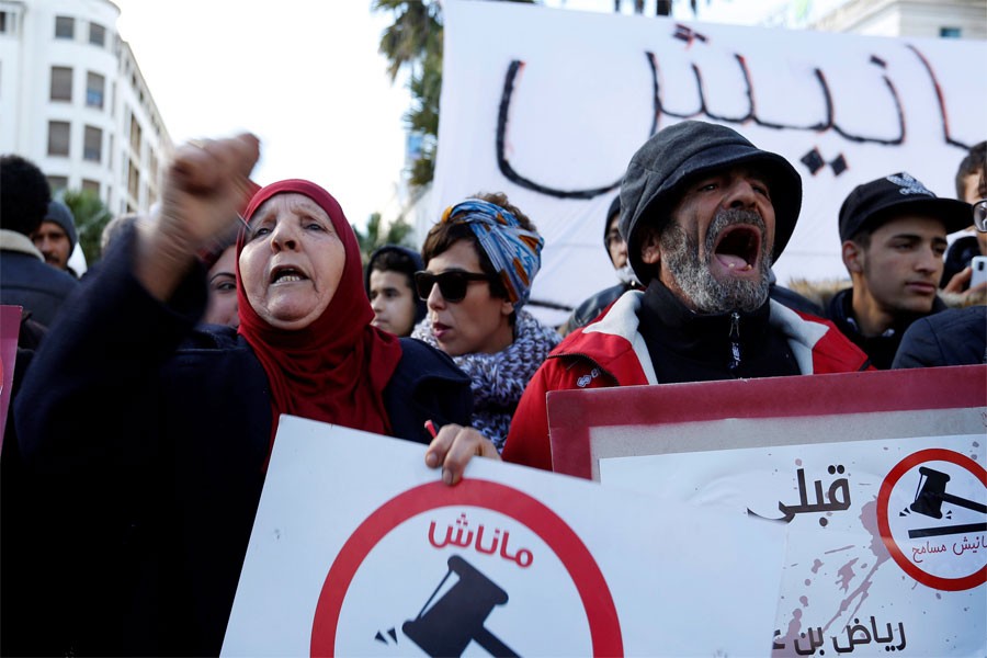 Protesters shout slogans against rising prices and tax increases in Tunis, Tunisia January 13, 2018. (REUTERS)
