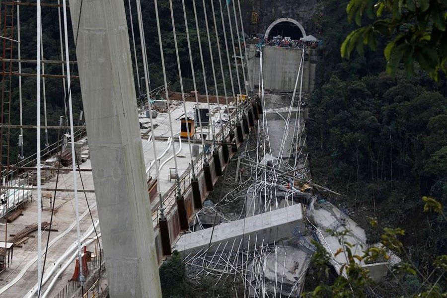 View of a bridge under construction that collapsed leaving 10 workers dead in Colombia. (Reuters Photo)