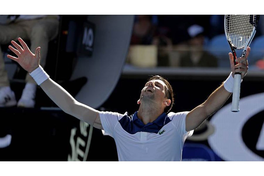 Djokovic conquers heat, Monfils