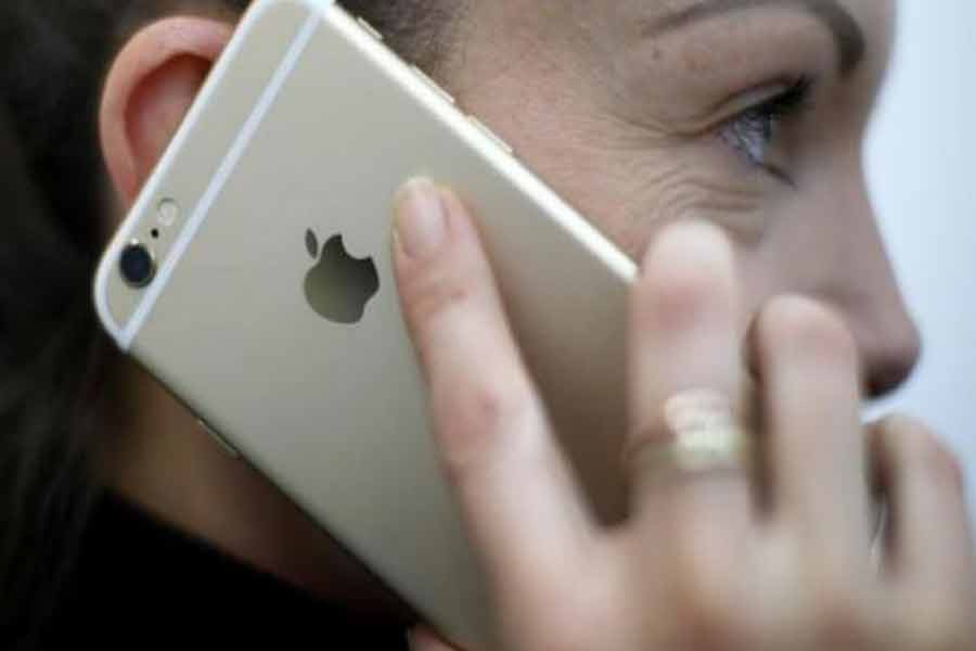 A woman uses her mobile phone, an iPhone 6 by Apple in Munich downtown, Germany, January 27, 2016. Photo: Reuters