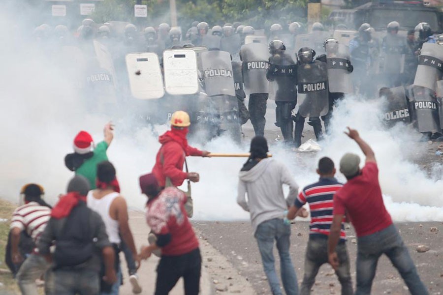 Supporters of Salvador Nasralla, presidential candidate for the Opposition Alliance Against the Dictatorship, clash with riot police as they wait for official presidential election results in Tegucigalpa, Honduras, November 30, 2017. (REUTERS)