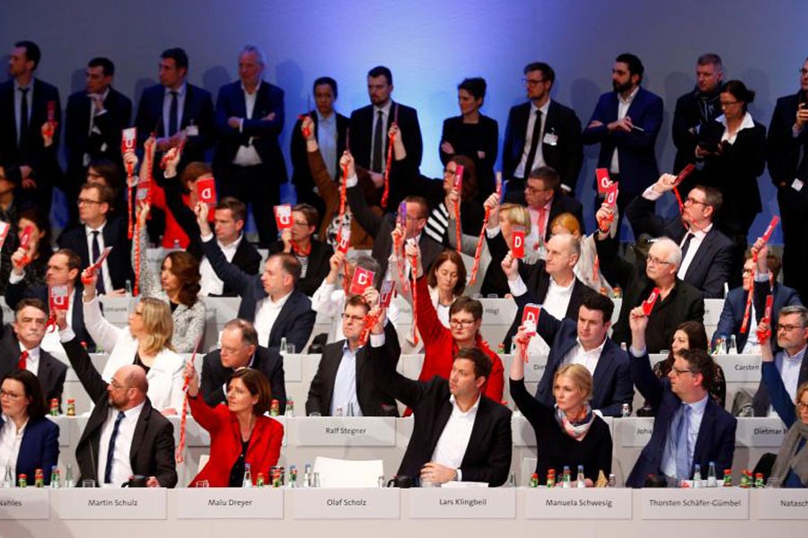 Delegates vote during the SPD's party congress in Bonn, Germany, January 21, 2018. (REUTERS)