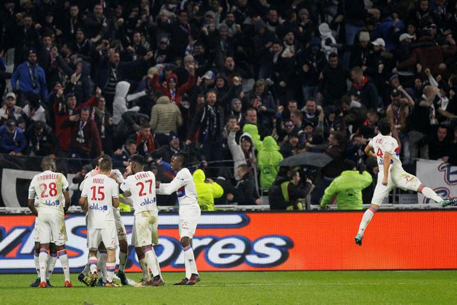 Ligue 1 - Olympique Lyonnais vs Paris St Germain - Groupama Stadium, Lyon, France - January 21, 2018. Lyon's Memphis Depay celebrates scoring their second goal with team mates. (REUTERS)