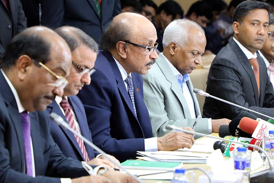 Bangladesh Bank Governor Fazle Kabir (3rd from left) unveils Monetary Policy Statement (MPS) for the second half of current fiscal year on Monday. -FE Photo