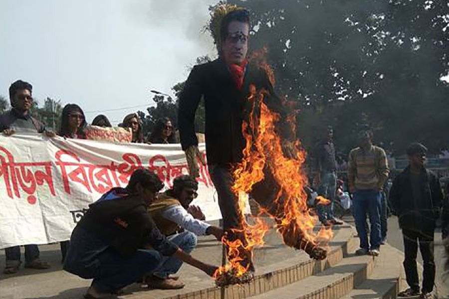 Students burn DU proctor’s effigy