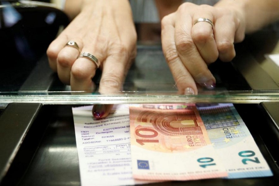 A Hungarian woman exchanges forints for euros at a currency exchange shop in Esztergom, Hungary November 11, 2017. Reuters/FIle Photo