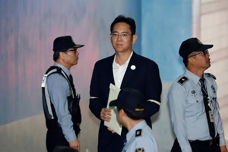 Samsung Group heir Jay Y. Lee (in suits) arrives at a court in Seoul, South Korea, October 12, 2017. - Reuters file photo