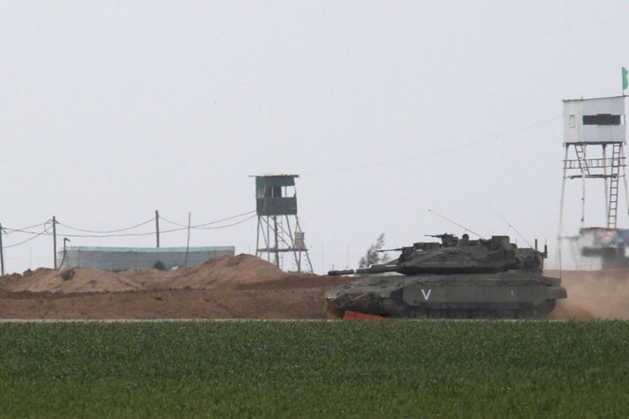 An Israeli tank manoeuvres along the border fence with the southern Gaza Strip, as watch-towers are seen on the Palestinian side near Kibbutz Nirim, Israel February 17, 2018. (REUTERS)
