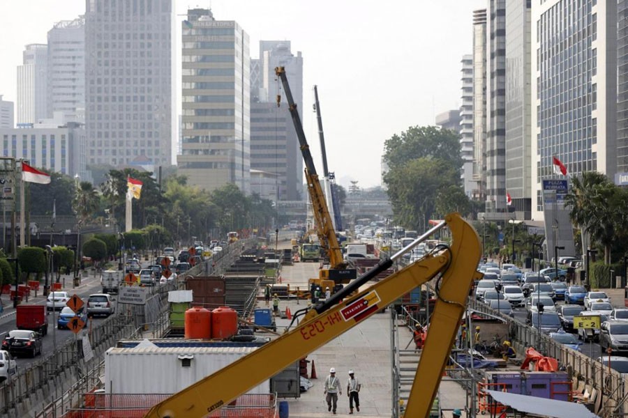Workers using heavy machinery are seen constructing the new MRT line in central Jakarta, Indonesia July 2, 2015. (REUTERS)