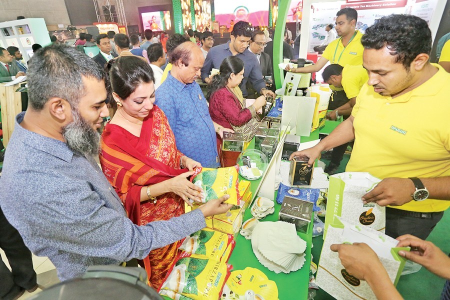 Visitors converge on the stall of MM Ispahani Ltd at the three-day 'Bangladesh Tea Expo-2018', which concluded on Tuesday in Dhaka. — FE Photo