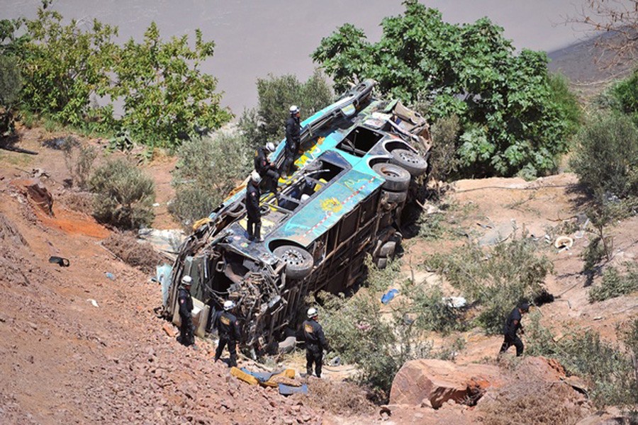 Rescue workers attend to the scene after a bus falls into a ravine in Arequipa, Peru on Wednesday, 2018. Reuters
