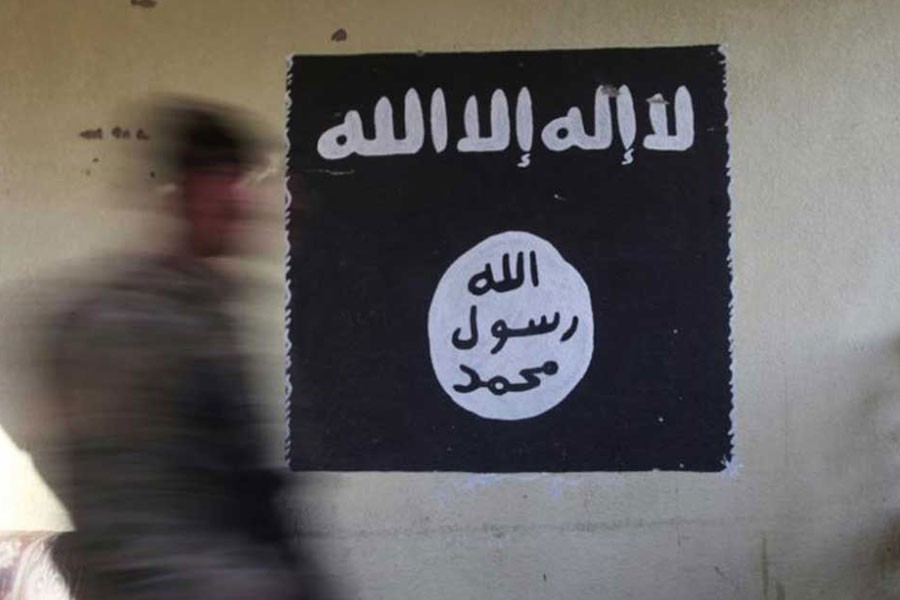 A member of the Iraqi rapid response forces walks past a wall painted with the black flag commonly used by Islamic State militants, at a hospital in the Wahda district of eastern Mosul, Iraq, January 8, 2017. (REUTERS)