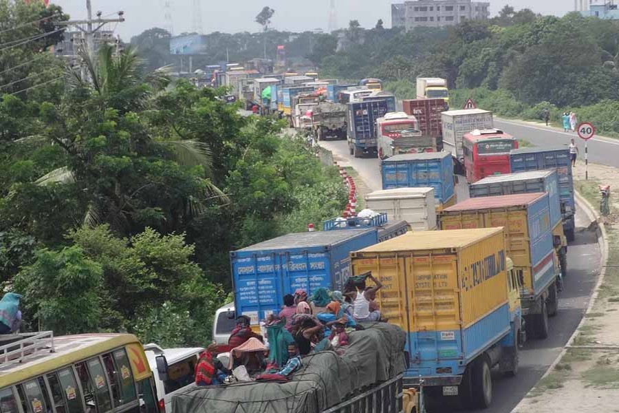 Vehicles remain almost immobile on Dhaka-Chittagong highway, 40-km tailback