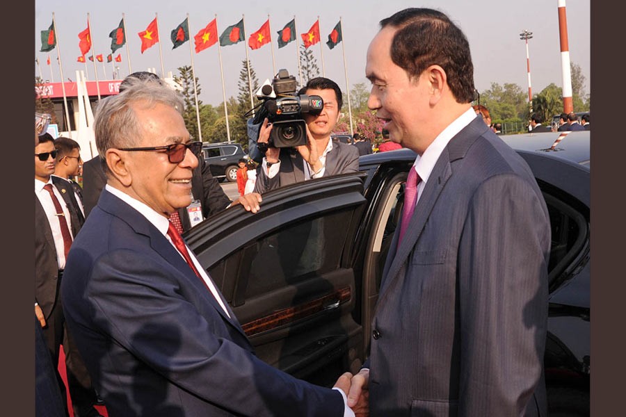 President Abdul Hamid receives Vietnamese President Tran Dai Quang at Hazrat Shahjalal Airport in Dhaka on Sunday. -Focus Bangla Photo