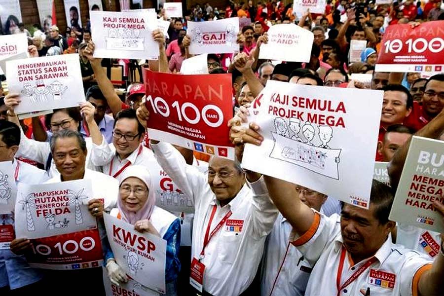 Malaysia's former Prime Minister Mahathir Mohamad, centre, displays the opposition manifesto placard during a political opposition alliance event in Shah Alam, Malaysia on March 08, 2018. Opposition coalition "Pakatan Harapan" unveiled its manifesto ahead of the 14th general election. Photo: AP