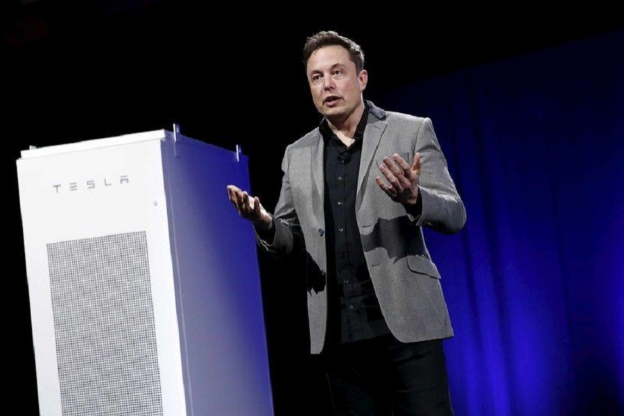 Tesla Motors CEO Elon Musk reveals a Tesla Energy battery for businesses and utility companies during an event in Hawthorne, California, April 30, 2015. Reuters/Files