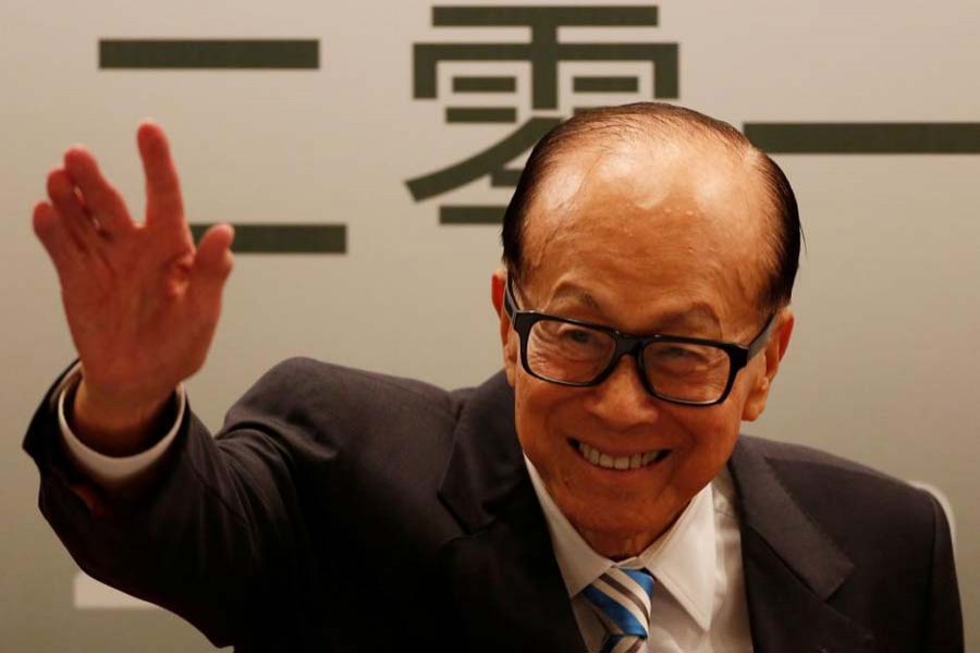 Li Ka-shing pose for photograph while attending a news conference in Hong Kong, China March 22, 2017. Reuters/File Photo
