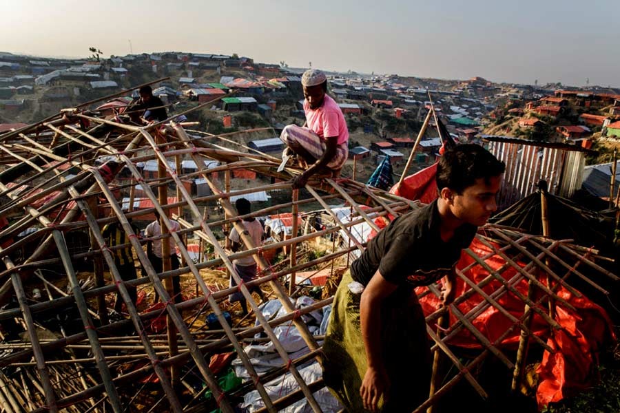 Displaced Rohingyas fled from Myanmar building a shelter at a settlement in Bangladesh.  -UNHCR Photo