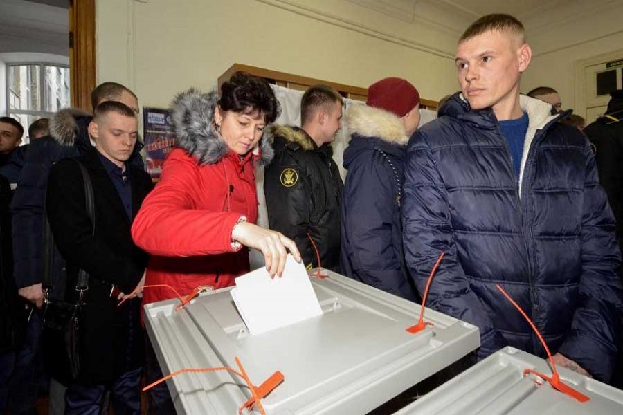 A woman casts her ballot during the presidential election at a polling station in the far eastern city of Vladivostok, Russia March 18, 2018. Reuters