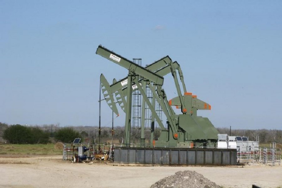 A pump jack used to help lift crude oil from a well in South Texas’ Eagle Ford Shale formation stands idle in Dewitt County, Texas, US, January 13, 2016. Reuters/File Photo