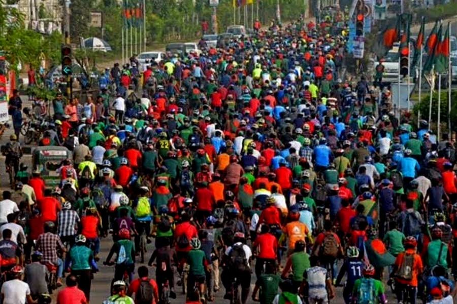 Thousands cyclists join Independence Day procession