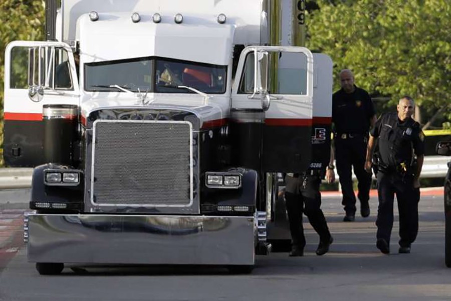 Mexican cops rescue 136 migrants from sweltering truck
