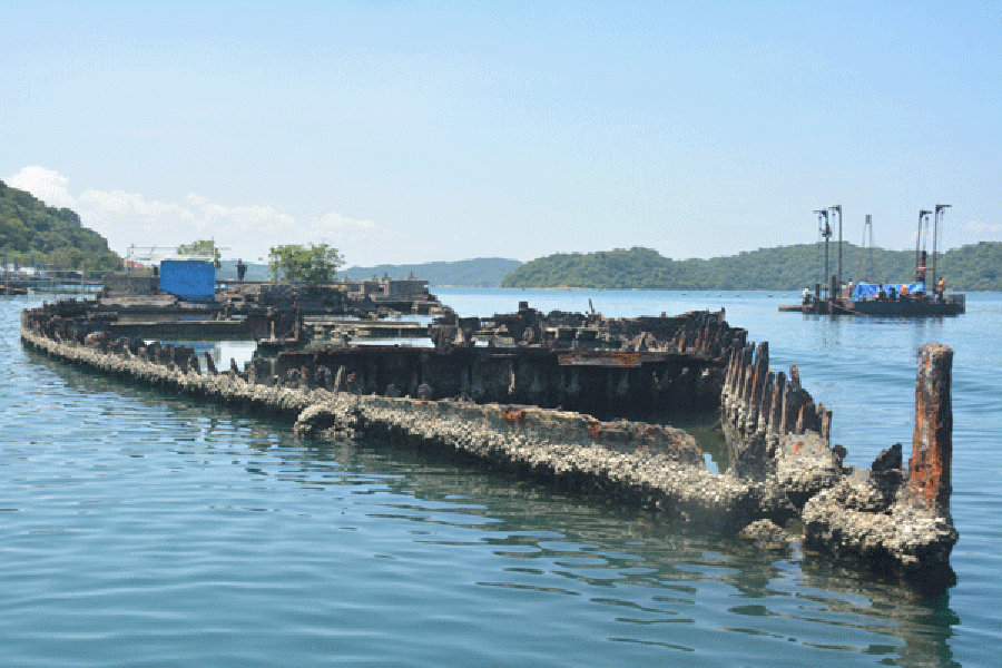 Divers from Sri Lanka's navy had to reinforce the vessel's frame before raising it. Image derived from internet.