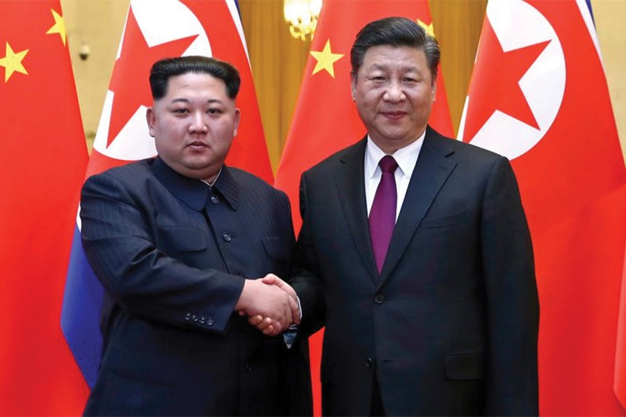 In this photo provided Wednesday, March 28, 2018, by China's Xinhua News Agency, North Korean leader Kim Jong-un, left, and Chinese President Xi Jinping shake hands in Beijing, China.             — Photo: AP