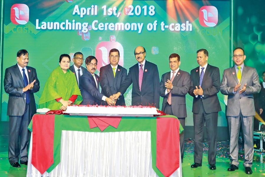 General Abu Belal Muhammad Shafiul Huq, SBP, ndc, psc, Chief of Army Staff, Bangladesh Army & Chairman, Trust Bank Limited and Bangladesh Bank Governor Fazle Kabir grace the launching ceremony of 't-cash', Trust Bank's mobile financial service, in Dhaka on Sunday.