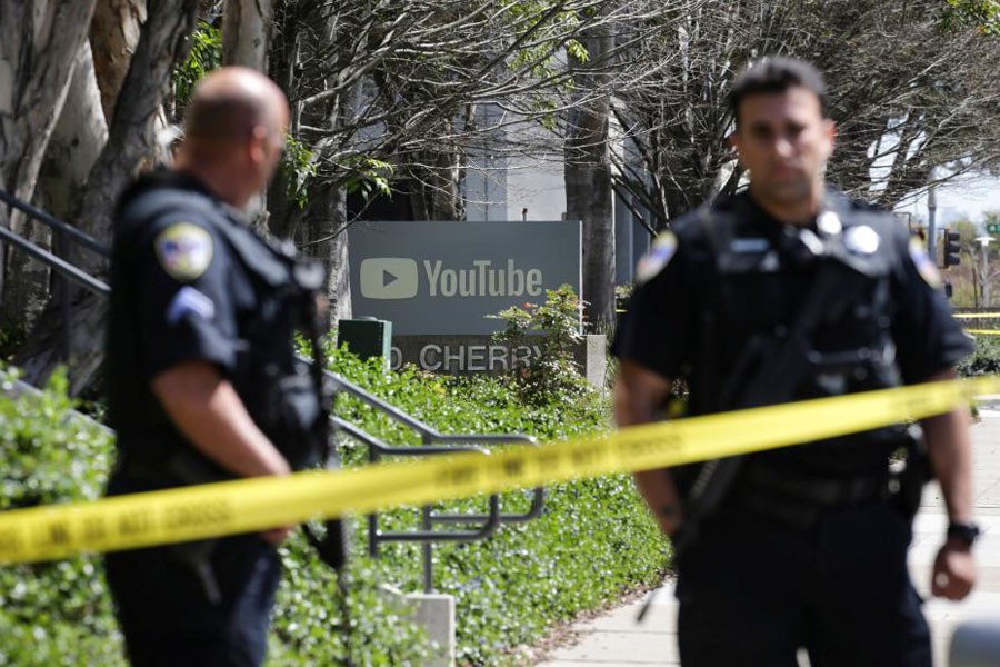 Police officers and crime scene tape are seen at Youtube headquarters following an active shooter situation in San Bruno, California, US, April 3, 2018. Reuters.
