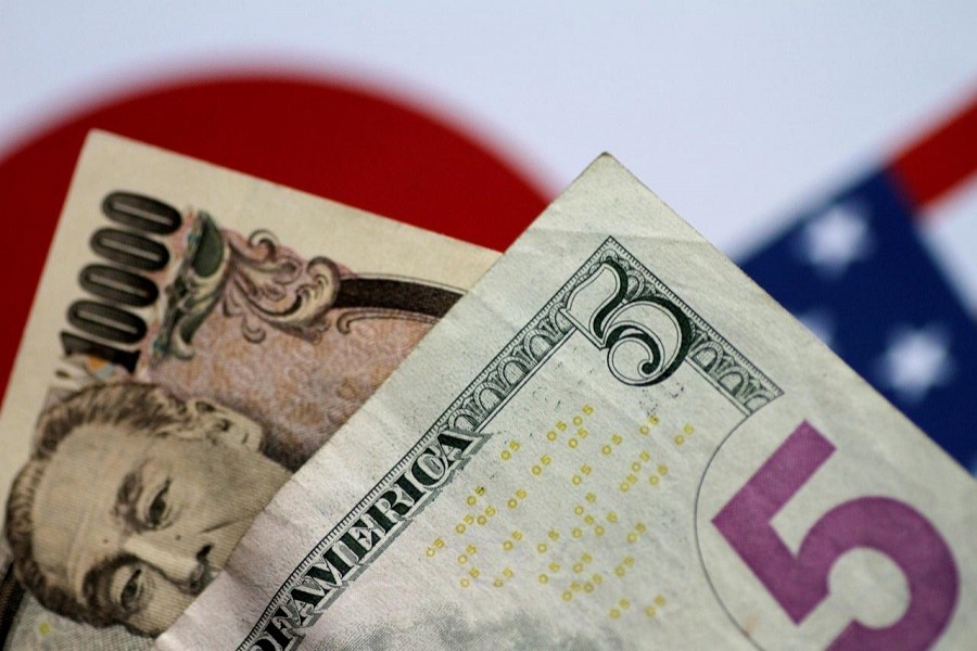 US Dollar and Japan Yen notes are seen in this picture illustration June 2, 2017. Reuters/File Photo