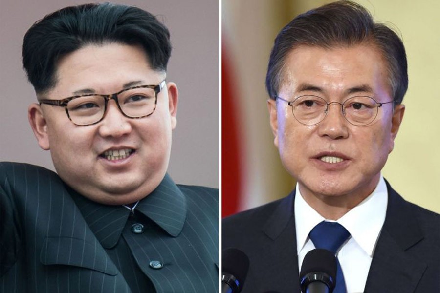 Kim Jong Un (left) and Moon Jae In