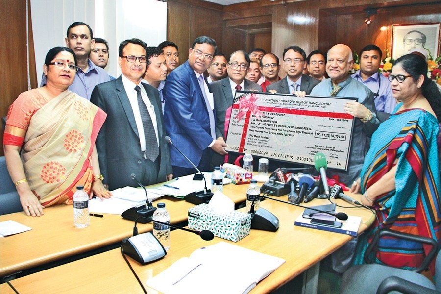ICB hands over dividend warrant to Muhith
