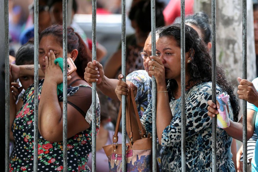 Relatives of inmates react in front of Desembargador Raimundo Vidal Pessoa jail in the center of the Amazonian city of Manaus, Brazil. Reuters.