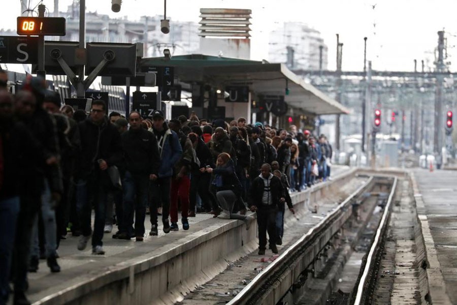 Commuters walk on a platform at Gare de Lyon train station in Paris during a nationwide strike by French SNCF railway workers, France, April 3, 2018. Reuters photo.