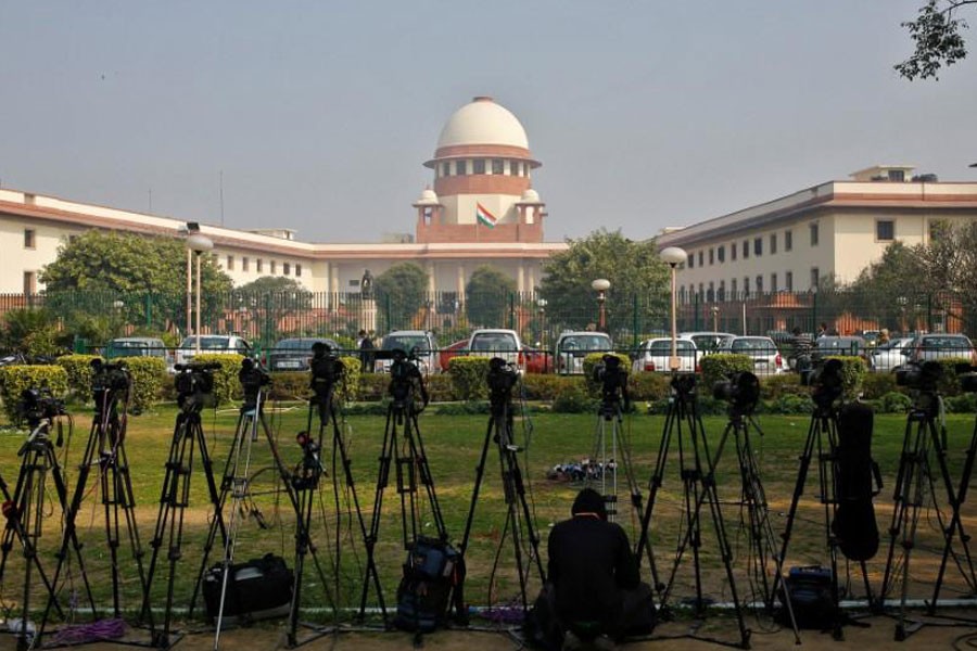A television journalist sets his camera inside the premises of the Supreme Court in New Delhi, India, February 18, 2014. Reuters photo.