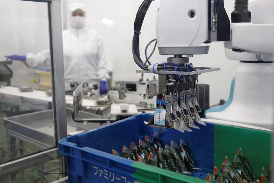 Kawasaki Heavy Industries' collaborative robot stacks rice balls at Delicious Cook & Co's food factory in Narashino, Japan, April 17. Reuters/File