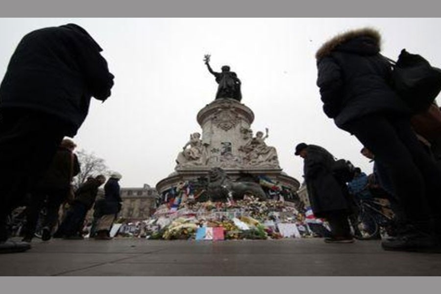People pay tribute to the victims of Paris attacks at the Place de la Republique in Paris, France, November 27, 2015. Reuters.